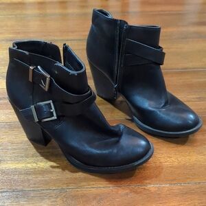 SODA black leather ankle boots
